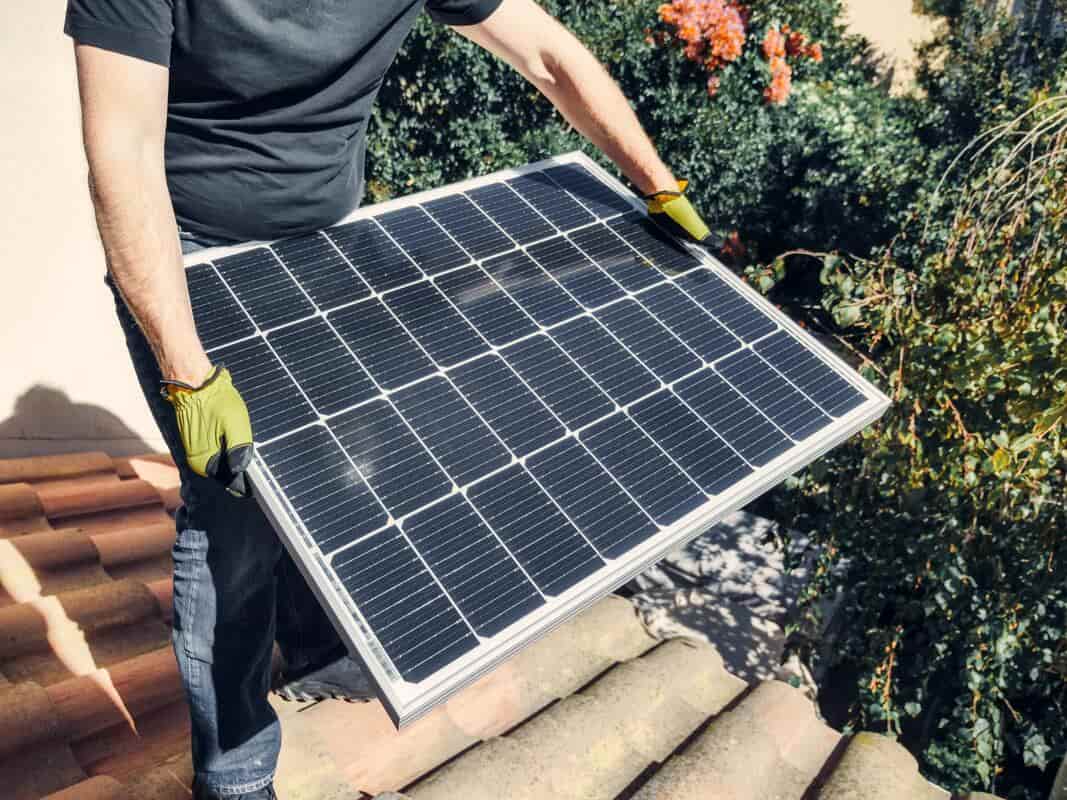 Installer des panneaux photovoltaïques sur une pergola