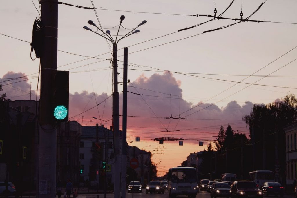 Energie solaire et mobilité verte, ville avec coucher de soleil