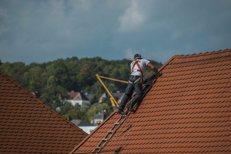 Installer des panneaux solaires sur toit lors de la rénovation