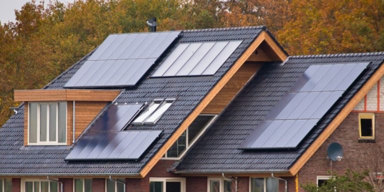 toit maison panneaux solaires photovoltaiques