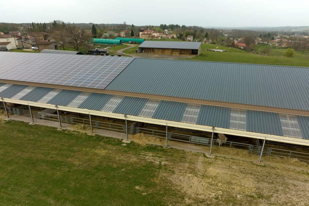 Hangar panneaux solaires photovoltaïques