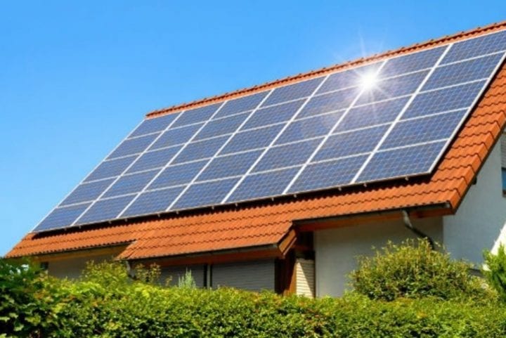 Toit d'une maison équipé en panneaux solaires photovoltaïques