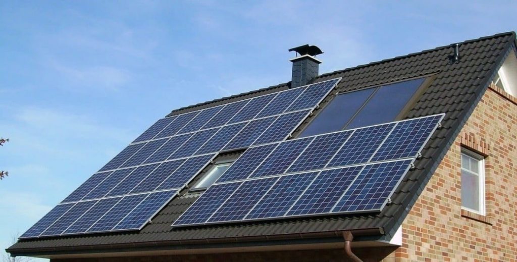 maison toiture panneaux solaires
