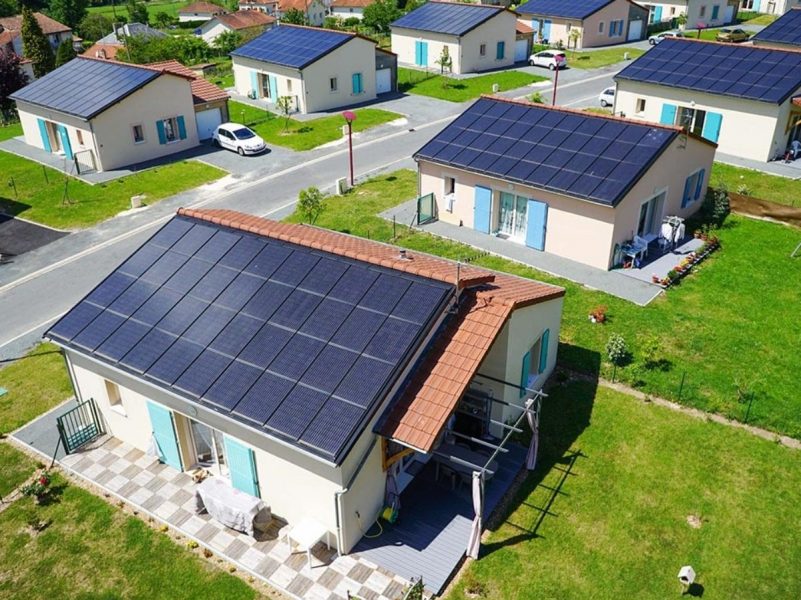 quartier maisons toiture panneaux solaires