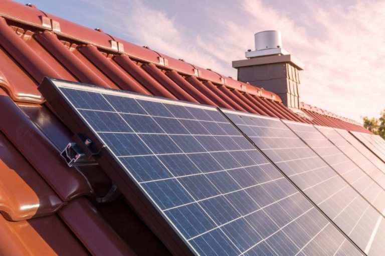 toiture avec panneaux solaires photovoltaiques