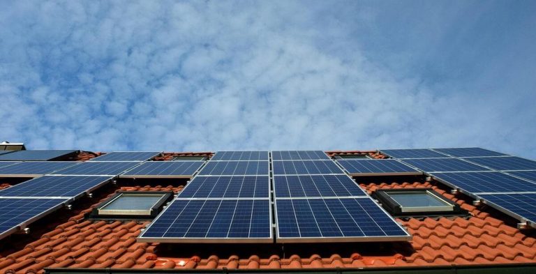 Installation de panneaux solaires en toiture à Caen