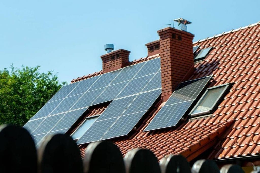 Calculer le rendement de panneaux solaires photovoltaïques en toiture