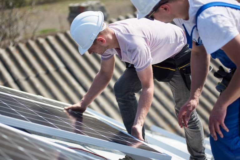 Panneaux solaires photovoltaïques installés en surimposition