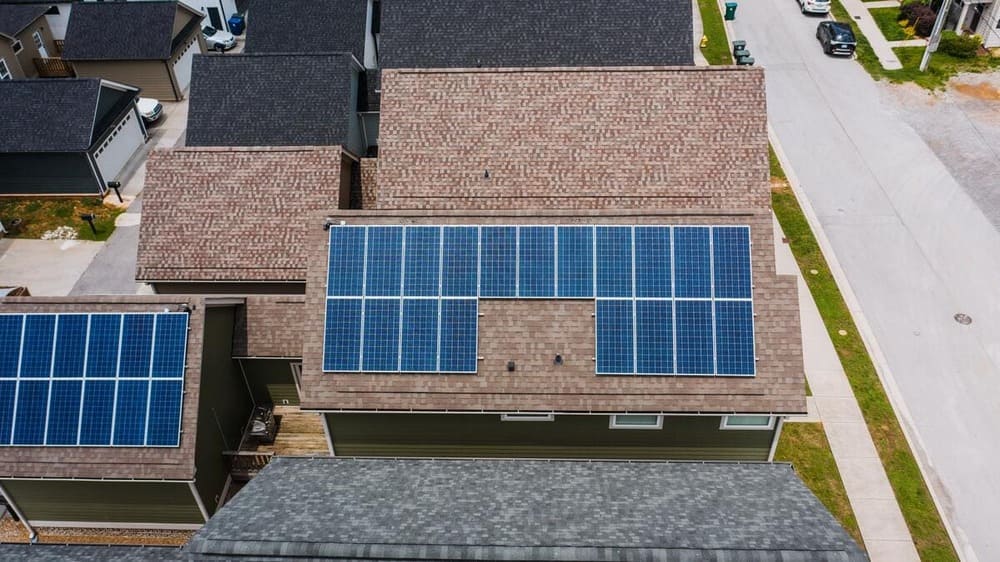 Installation panneaux solaires photovoltaïques toiture surimposition