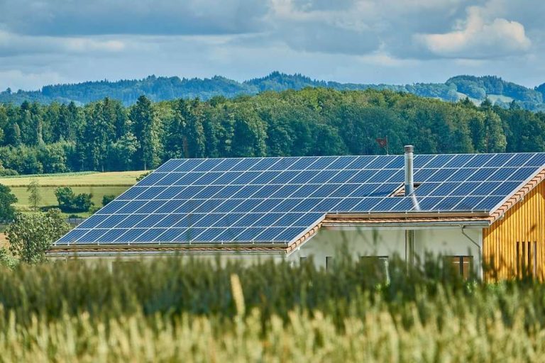 Maison basse consommation et panneaux solaires