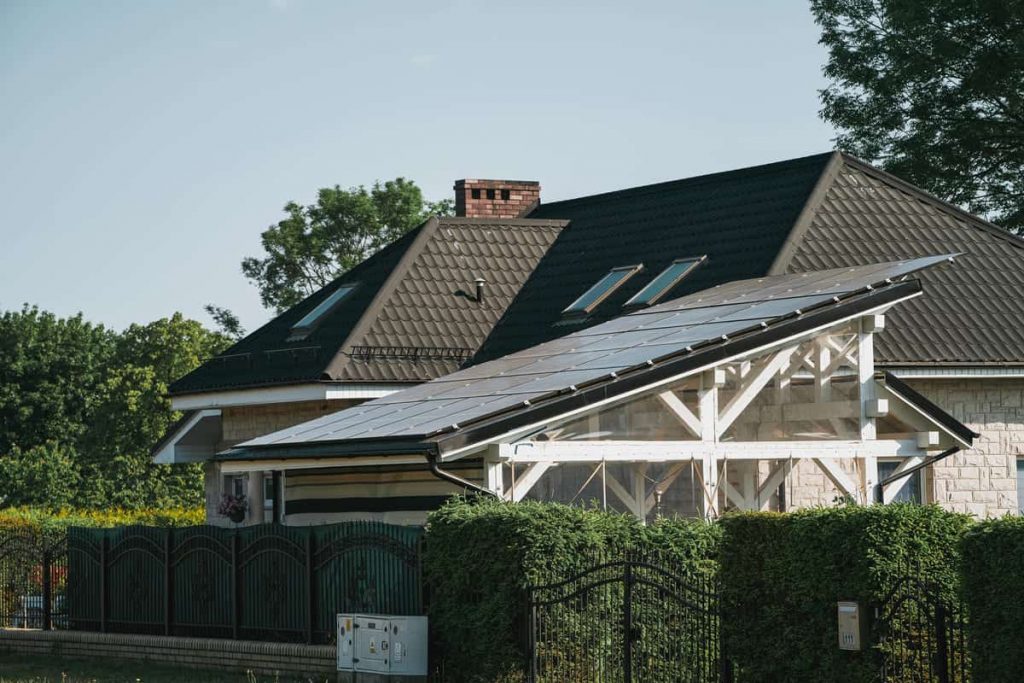 Panneau solaire photovoltaïque sur un garage