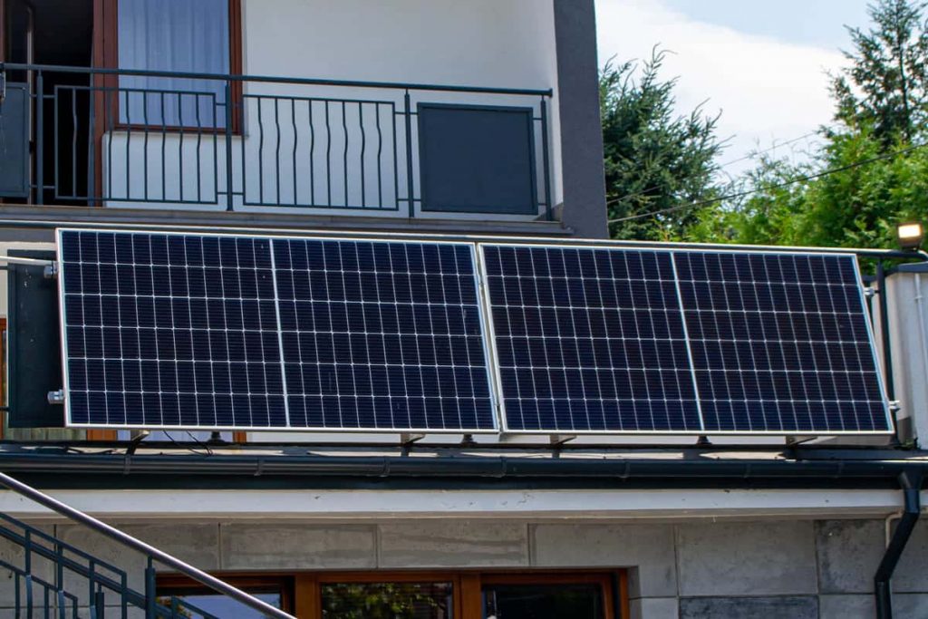 Panneaux solaires photovoltaïques sur un garde-corps