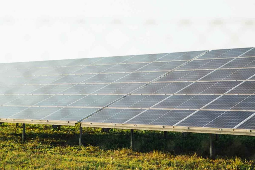 panneaux solaires sur terrain agricole
