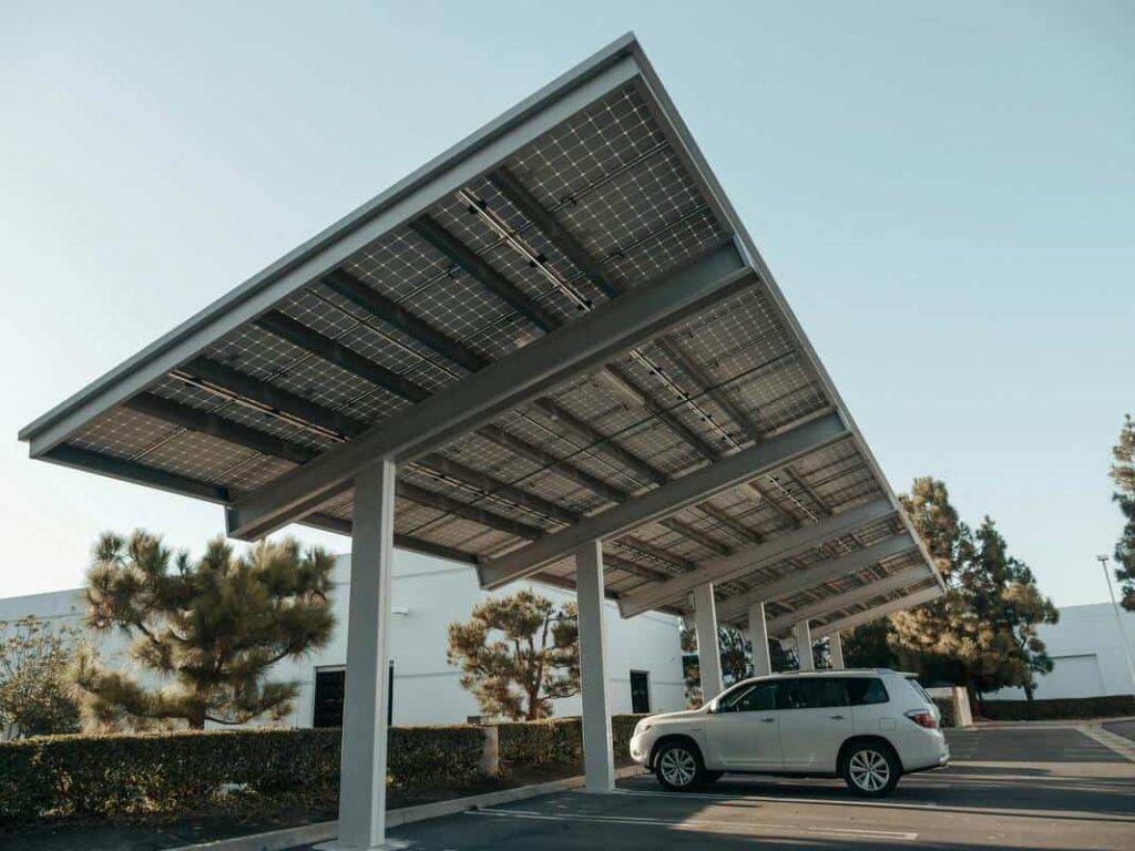 installer des panneaux solaires sur un carport