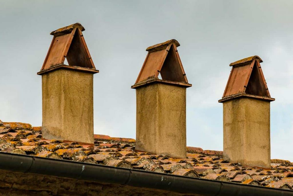 Fixer des panneaux solaires photovoltaïques sur toit tuiles