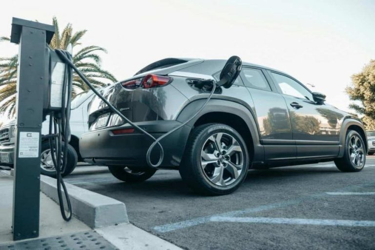 Combien de panneaux solaires pour recharger un véhicule électrique