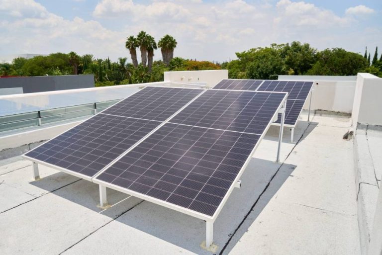 panneau solaire sur toit plat